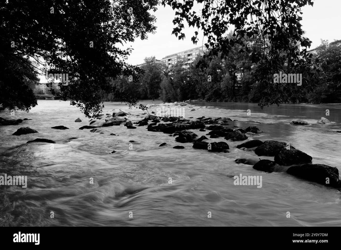 Monocromatico del flusso di corrente del fiume Arve verso il lago di Ginevra. Foto Stock