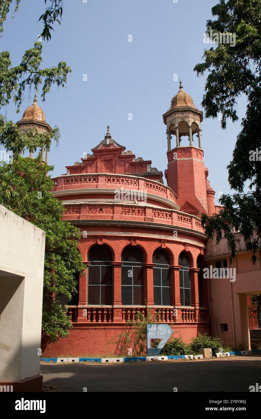 Museo e giardini governativi, Chennai, Tamil Nadu, India - alberi, edificio rosso; torrette; torri; cupole; questo maestoso complesso comprende sei edifici Foto Stock