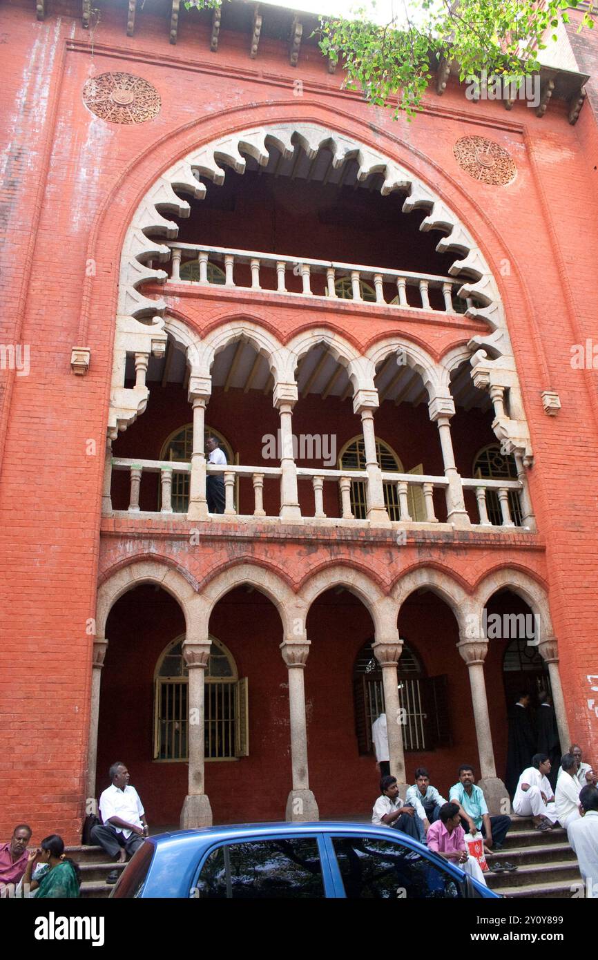 Madras/Chennai High Court, Chennai, Tamil Nadu, India - edificio rosso ornato con molte torrette e torri - stile indo-saraceno. Foto Stock