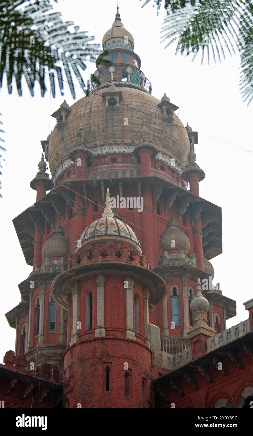 Tower, Madras/Chennai High Court, Chennai, Tamil Nadu, India - edificio rosso ornato con molte torrette e torri - stile indo-saraceno. Foto Stock