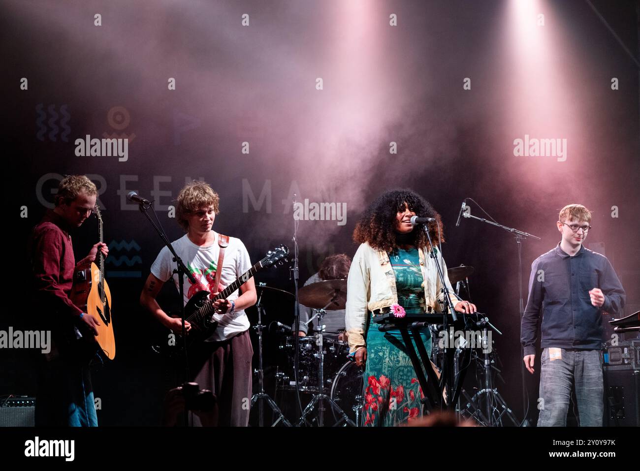 UGLY, CONCERTO, 2024: La band UGLY ha dato il via alle nuove band Rising Stage. Terzo giorno del Green Man Festival 2024 al Glanusk Park, Brecon, Galles, il 17 agosto 2024. Foto: Rob Watkins. INFO: La rivoluzionaria band a sei elementi di Cambridge UGLY sono Samuel, Harrison, Jasmine, Harry, Tom e Theo. Foto Stock