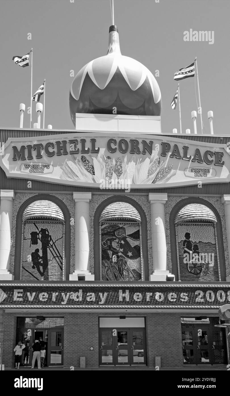 Vista esterna del Corn Palace Convention & Visitors Bureau di Mitchell, South Dakota, con murales unici a tema mais. STATI UNITI Foto Stock