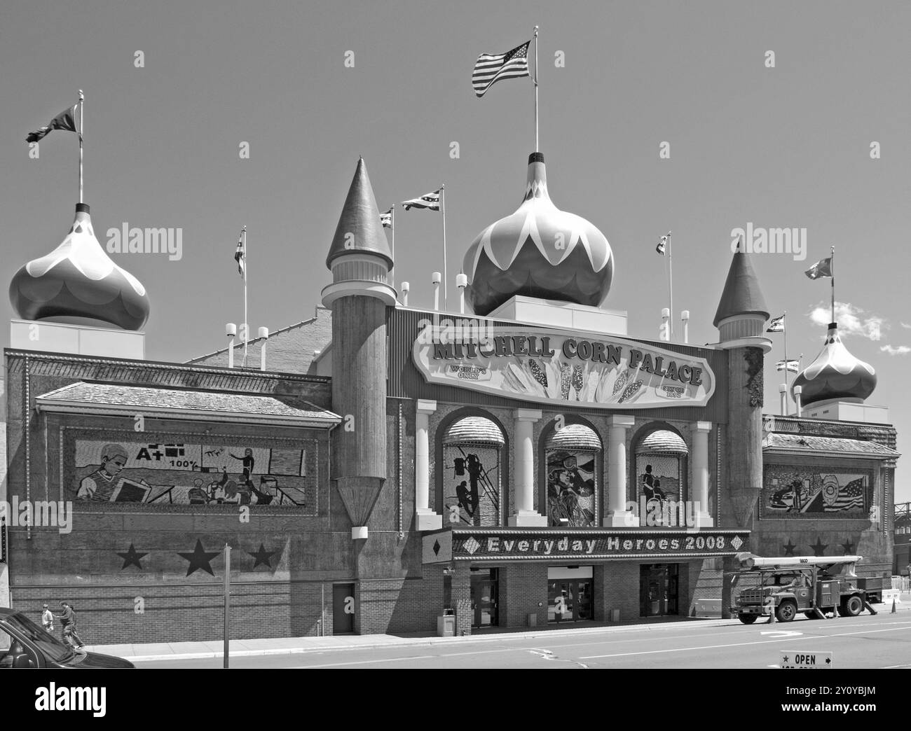 Vista esterna del Corn Palace Convention & Visitors Bureau di Mitchell, South Dakota, con murales unici a tema mais. STATI UNITI Foto Stock