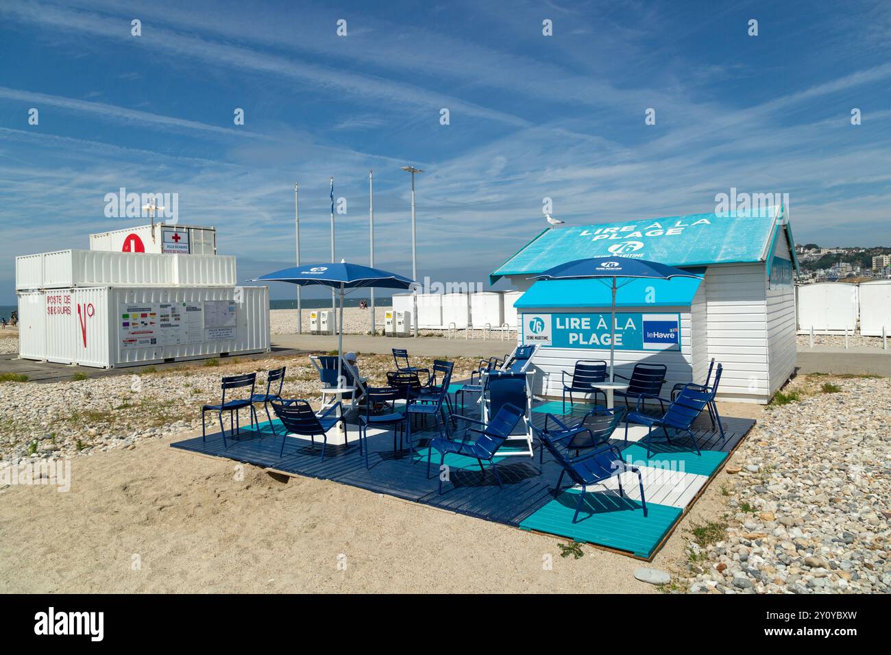 Lire a la plage cabine "Read at the Beach" le Havre, Normandia, Francia Foto Stock
