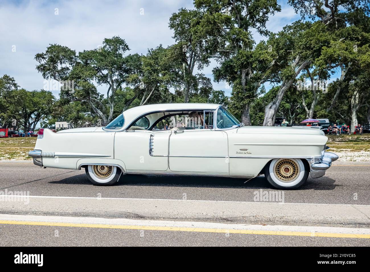 Gulfport, MS - 7 ottobre 2023: Vista laterale grandangolare di una Cadillac Series 62 berlina DeVille 1956 in una mostra automobilistica locale. Foto Stock