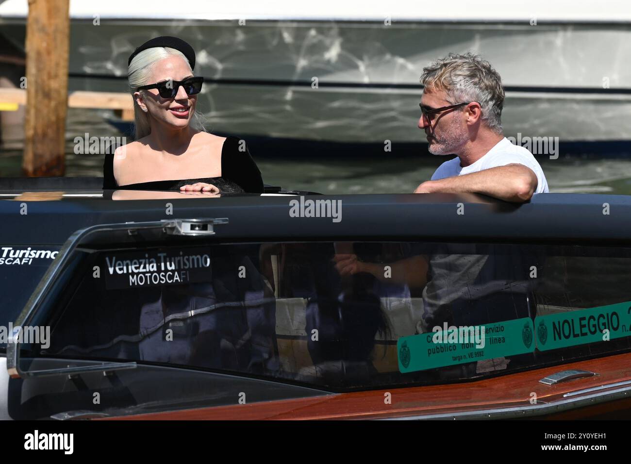Venedig, Italia. 4 settembre 2024. Lada Gaga e Joaquin Phoenix, membri del cast del film, arrivano alla conferenza stampa del film "Joker: Folie à Deux" alla 81a Mostra Internazionale d'Arte cinematografica di Venezia. Crediti: Stefanie Rex/dpa-Zentralbild/dpa/Alamy Live News Foto Stock