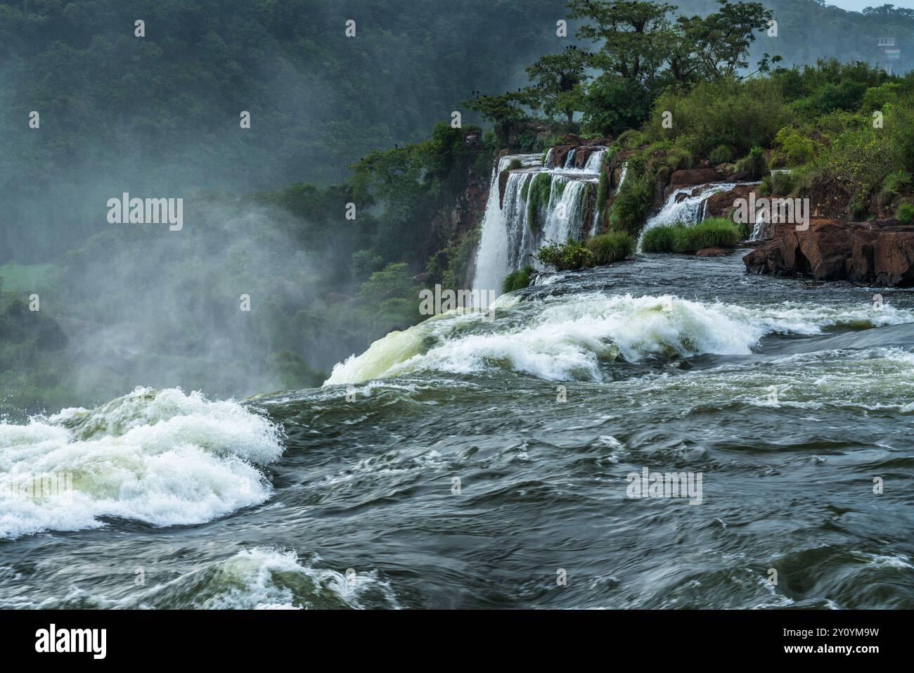 Il fiume Iguazu scorre sul precipizio della cascata San Martin nel Parco Nazionale delle Cascate Iguazu in Argentina. Salto Escondido o il Wat nascosto Foto Stock