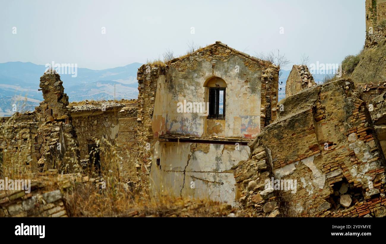 Immagini a colori e fotografie di Craco, la città fantasma abbandonata a causa di una frana, provincia di Matera Basilicata, Italia Foto Stock