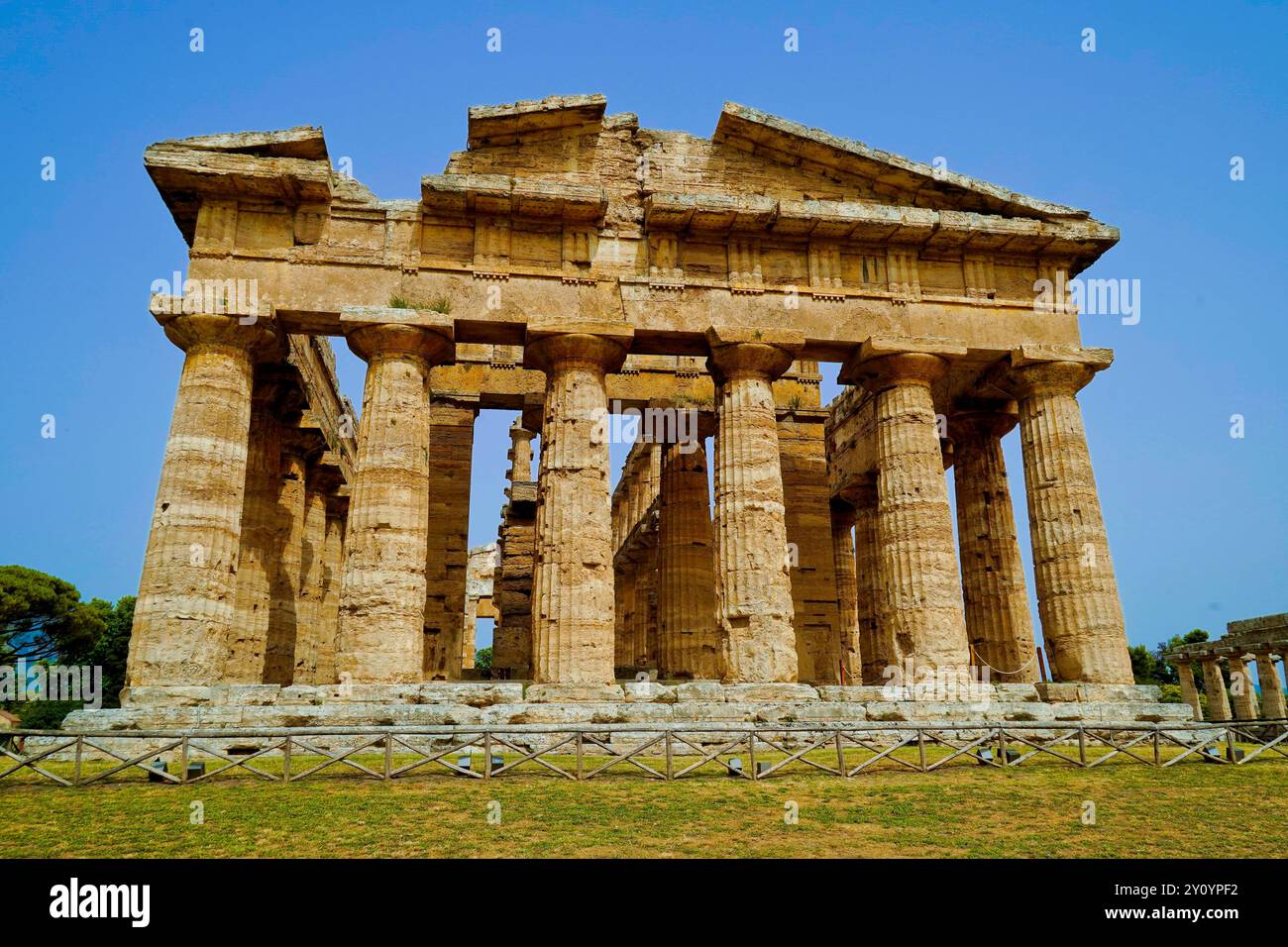 Immagini a colori e fotografi la magnificenza dei templi e degli scavi archeologici dell'antica città greca di Paestum, Italia, Campania, sale Foto Stock