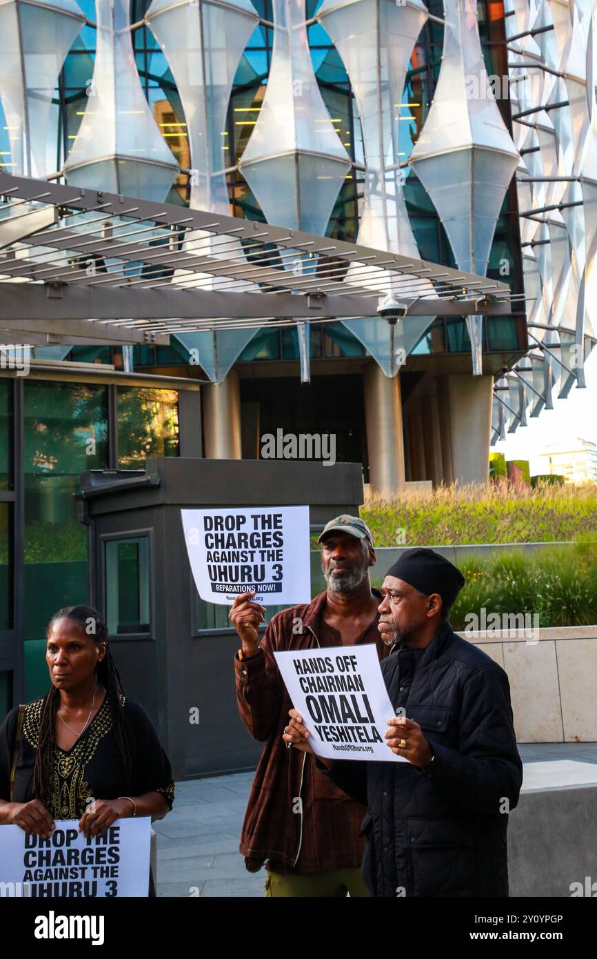 Londra, Regno Unito. 3 settembre 2024. Sostenitori di Omali Yeshitela con cartelloni fuori dall'ambasciata americana a Londra. Omali Yeshitela, leader del movimento Uhuru, presidente e fondatore del Partito Socialista Popolare Africano. Credito: SOPA Images Limited/Alamy Live News Foto Stock