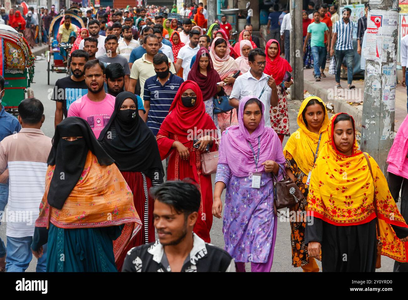 I lavoratori dell'abbigliamento si vedono andare alla fabbrica , a Dacca, Bangladesh, 24 luglio 2024. Foto Stock