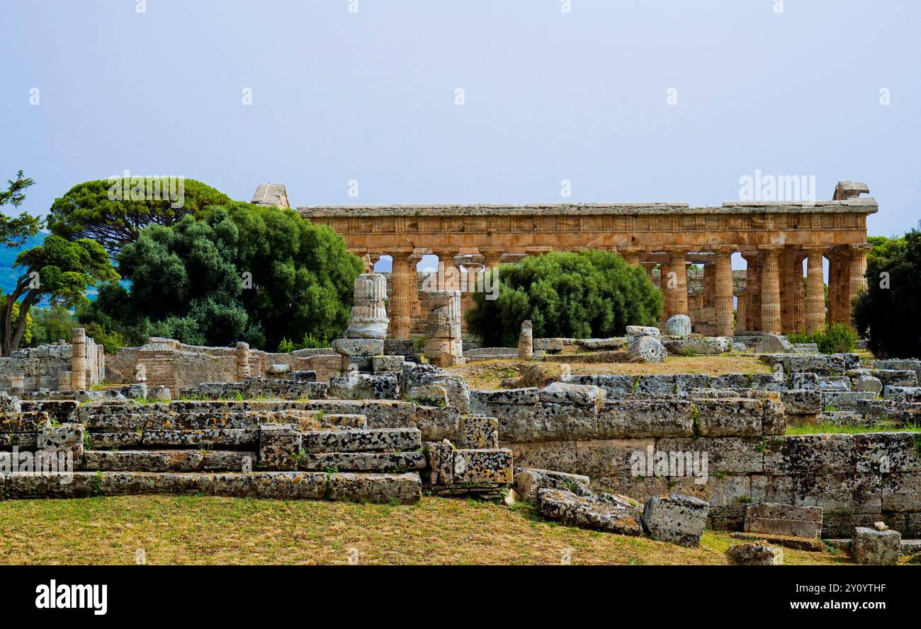 Immagini a colori e fotografi la magnificenza dei templi e degli scavi archeologici dell'antica città greca di Paestum, Italia, Campania, sale Foto Stock