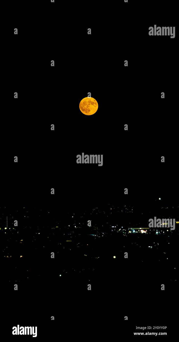 Incredibile primo piano della superficie lunare, con crateri e texture dettagliate. Ideale per progetti a tema astronomico, scientifico e naturalistico. Perfetto f Foto Stock