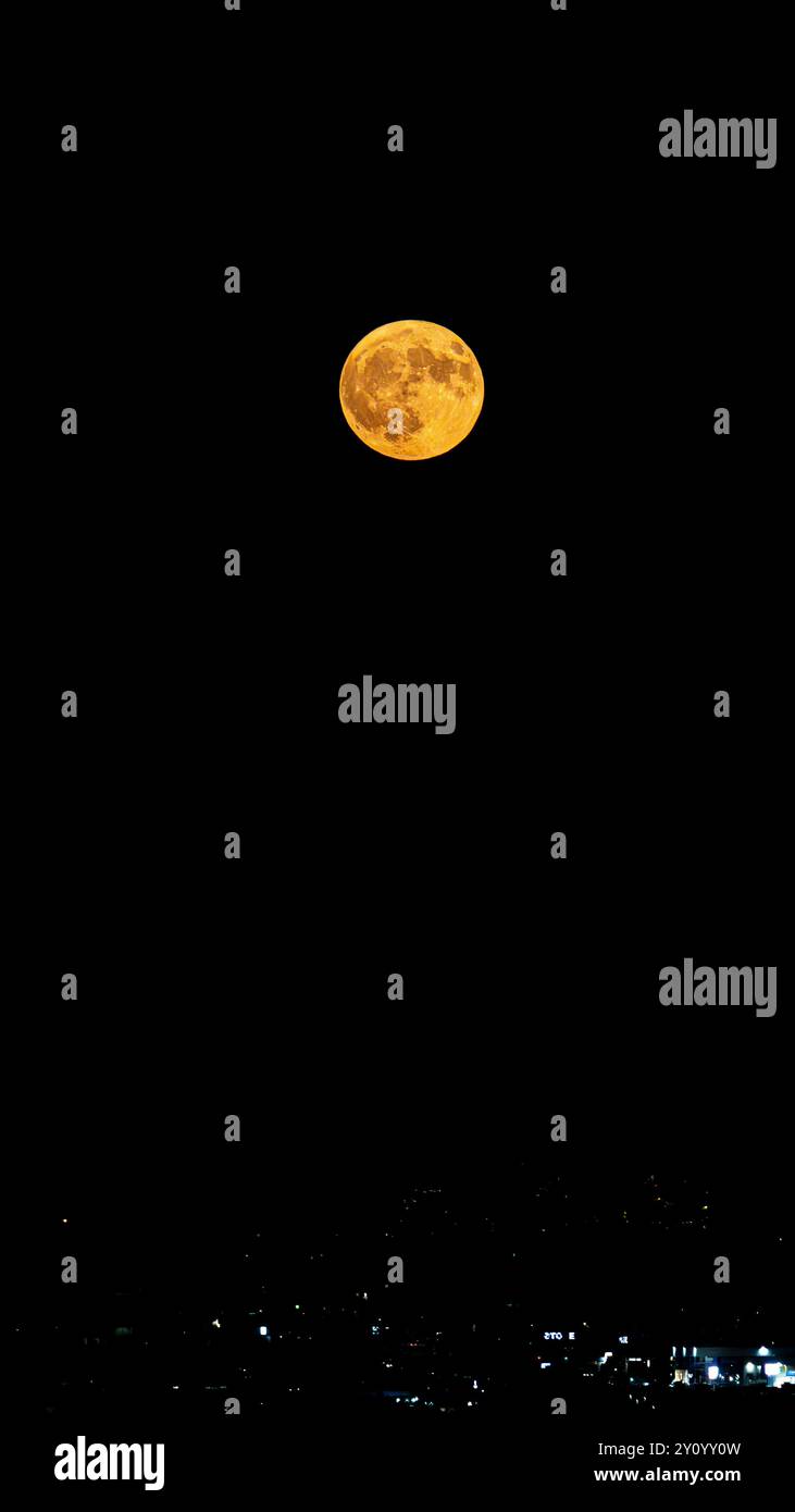 Incredibile primo piano della superficie lunare, con crateri e texture dettagliate. Ideale per progetti a tema astronomico, scientifico e naturalistico. Perfetto f Foto Stock