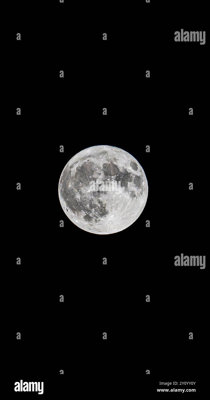 Incredibile primo piano della superficie lunare, con crateri e texture dettagliate. Ideale per progetti a tema astronomico, scientifico e naturalistico. Perfetto f Foto Stock