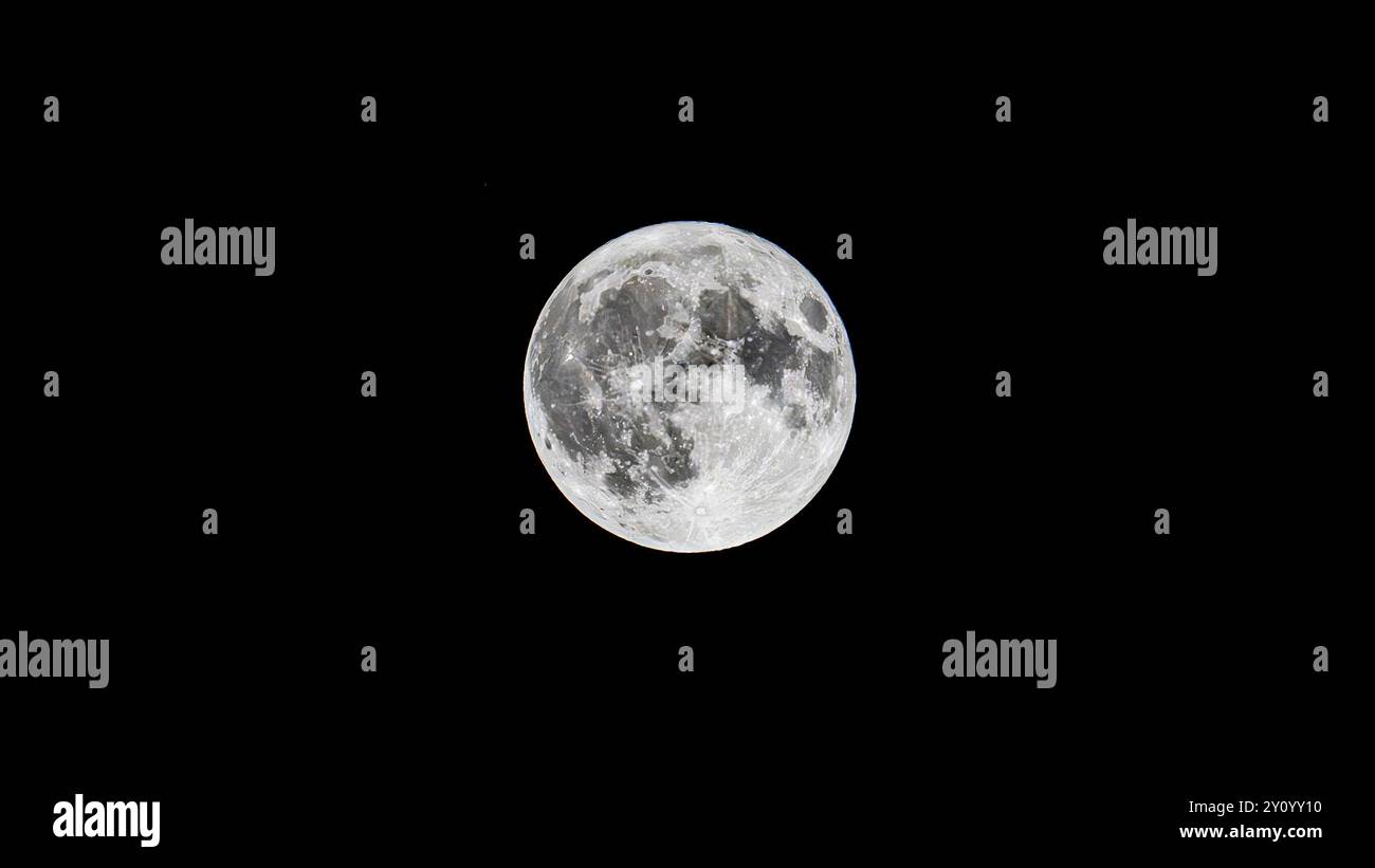 Incredibile primo piano della superficie lunare, con crateri e texture dettagliate. Ideale per progetti a tema astronomico, scientifico e naturalistico. Perfetto f Foto Stock