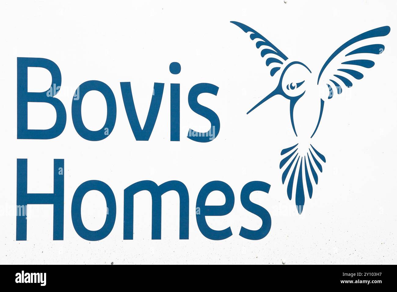 Primo piano di un cartello pubblicitario PER CASE BOVIS all'aperto con il logo dell'uccello. Foto Stock