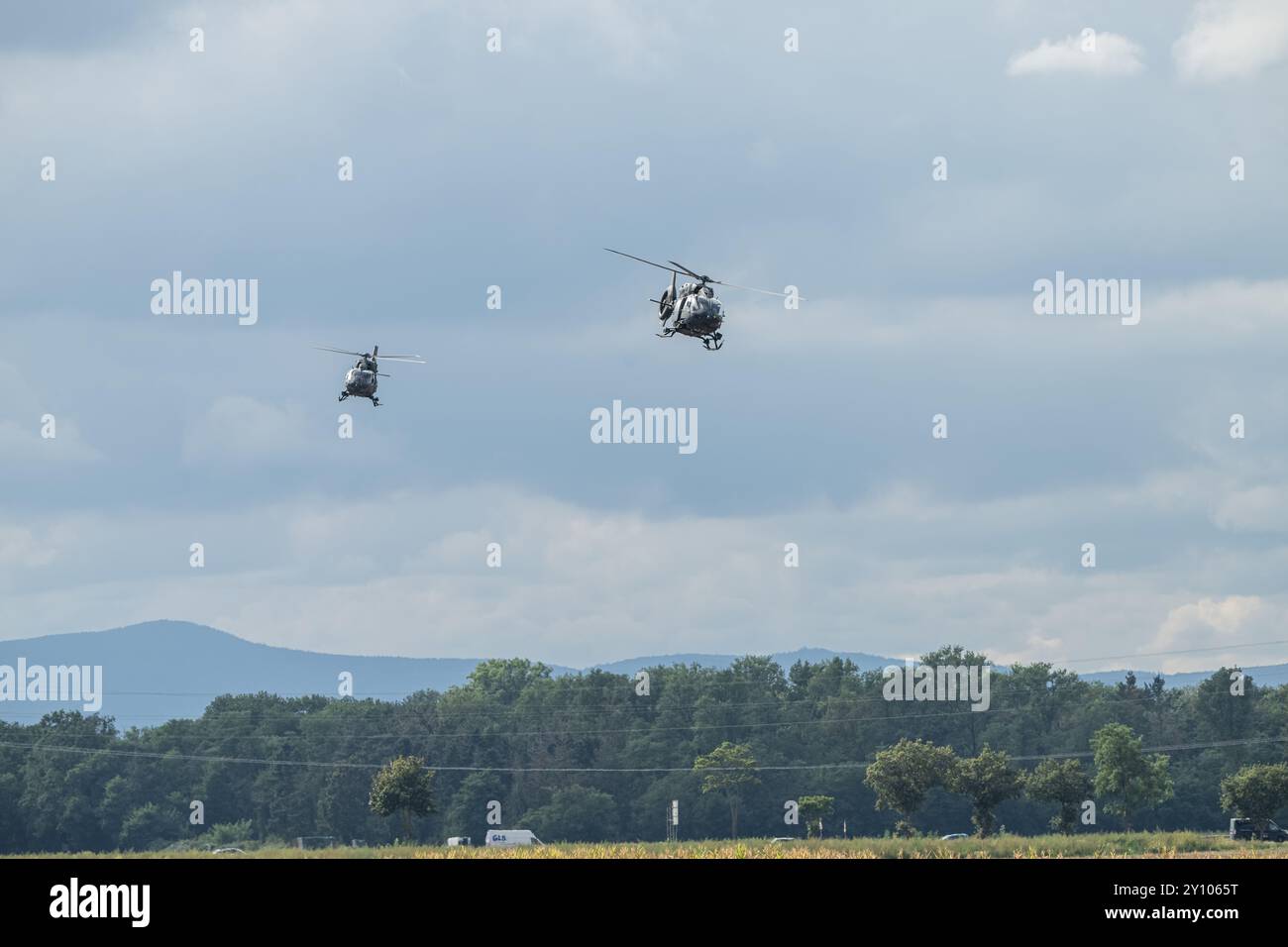, Deutschland, Rheinland-Pfalz, Zwischen Speyer und Waldsee, 04.09.2024, Teil einer serie: Militärhubschrauber fliegen in Formation über eine weite, Foto Stock