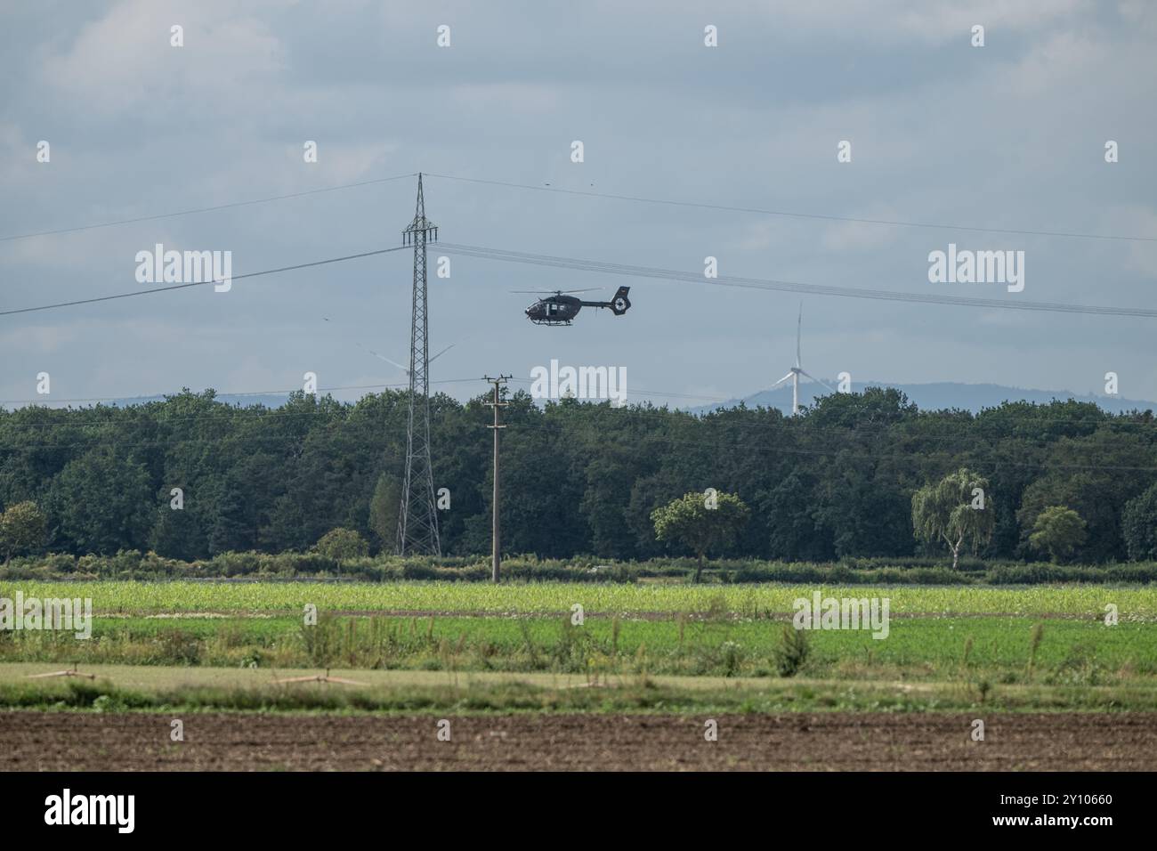 , Deutschland, Rheinland-Pfalz, Zwischen Speyer und Waldsee, 04.09.2024, Teil einer serie: Militärhubschrauber fliegen in Formation über eine weite, Foto Stock