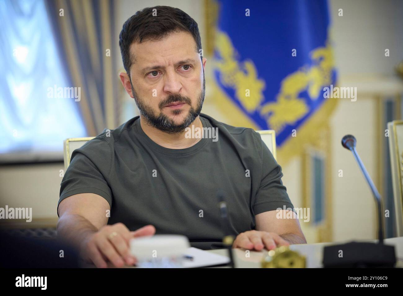 Kiev, Ucraina. 3 settembre 2024. Il presidente ucraino Volodymyr Zelenskyy, ascolta il direttore generale dell'AIEA Rafael grossi, durante le discussioni bilaterali al Palazzo Mariinsky, 3 settembre 2024 a Kiev, Ucraina. Grossi ha visitato la centrale nucleare di Zaporizhia sotto il controllo delle forze russe prima dell'incontro. Credito: Presidenza Ucraina/Ufficio stampa presidenziale ucraino/Alamy Live News Foto Stock