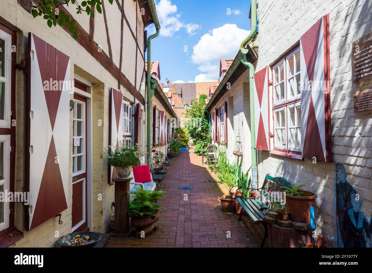 La banda Von Höveln è uno dei tanti vicoli del centro storico di Lübeck, in Germania, fiancheggiata da case risalenti al XVIII secolo. Foto Stock
