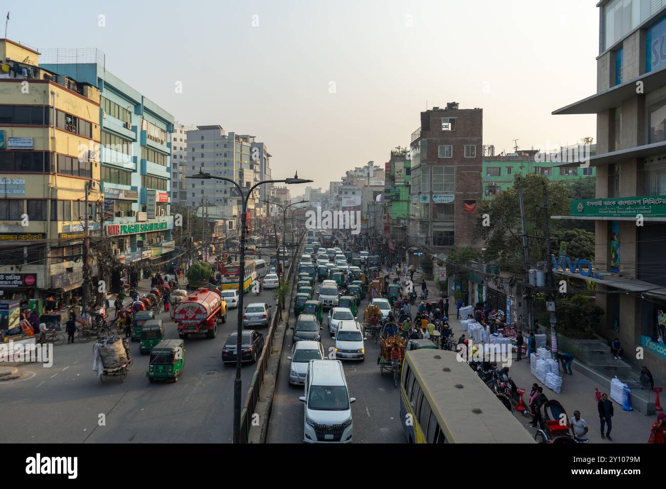 Dacca, Bangladesh - 05.16.2023: Via Dacca con traffico e persone Foto Stock