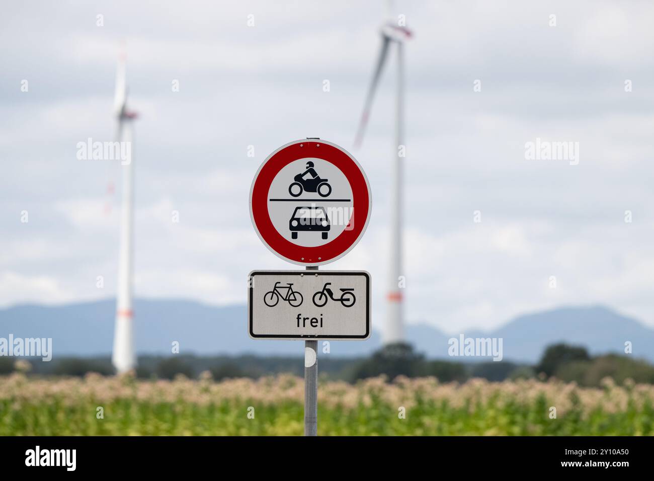 , Deutschland, Rheinland-Pfalz, Hatzenbühl, 04.09.2024, Ein Verkehrsschild, das Autos und Motorräder verbietet, während Fahrräder und mopeds erlaubt Foto Stock
