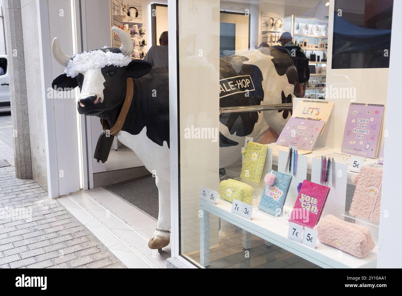 Acquista ALE-Hop per la mascotte mucca. Modello fresiano bianco e nero di una mucca per attirare i visitatori al negozio. Una catena di negozi di vario genere originari di Valencia SP Foto Stock