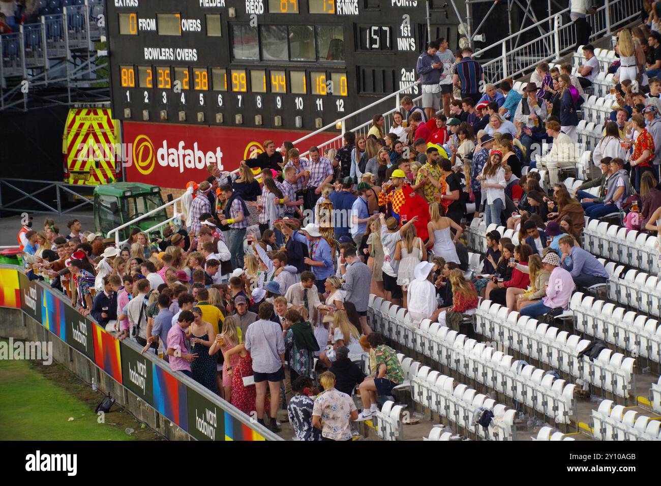 Chester le Street, Inghilterra, 23 giugno 2021. Serata studentesca al T20 Blast match tra Durham Cricket e Northamptonshire Steelbacks a Seat Unique, Riverside. Credito: Colin Edwards. Foto Stock