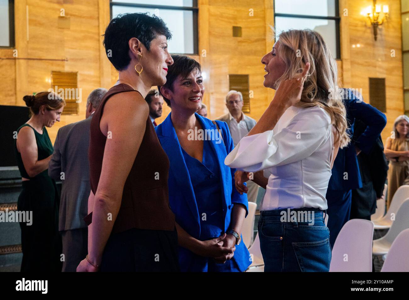 Madrid, Spagna. 4 settembre 2024. Yolanda Diaz (R), ministro spagnolo del lavoro e dell'economia sociale e vicepresidente del governo spagnolo, anche fondatore del partito politico Sumar, ha visto parlare con Isabel Rodriguez (C), ministro spagnolo dell'edilizia abitativa e dell'agenda urbana, e Elma Saiz (L), ministro spagnolo dell'inclusione, durante un atto istituzionale all'Istituto Cervantes. Credito: SOPA Images Limited/Alamy Live News Foto Stock