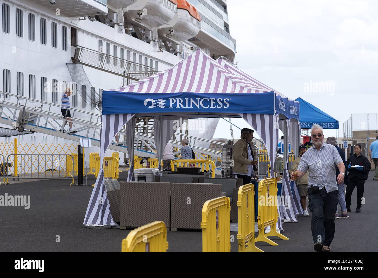 Spagna, Lanzarote, Areccife, Isole Canarie: Porto delle navi da crociera - zona passeggeri Princess Cruises a lato della banchina. Foto Stock