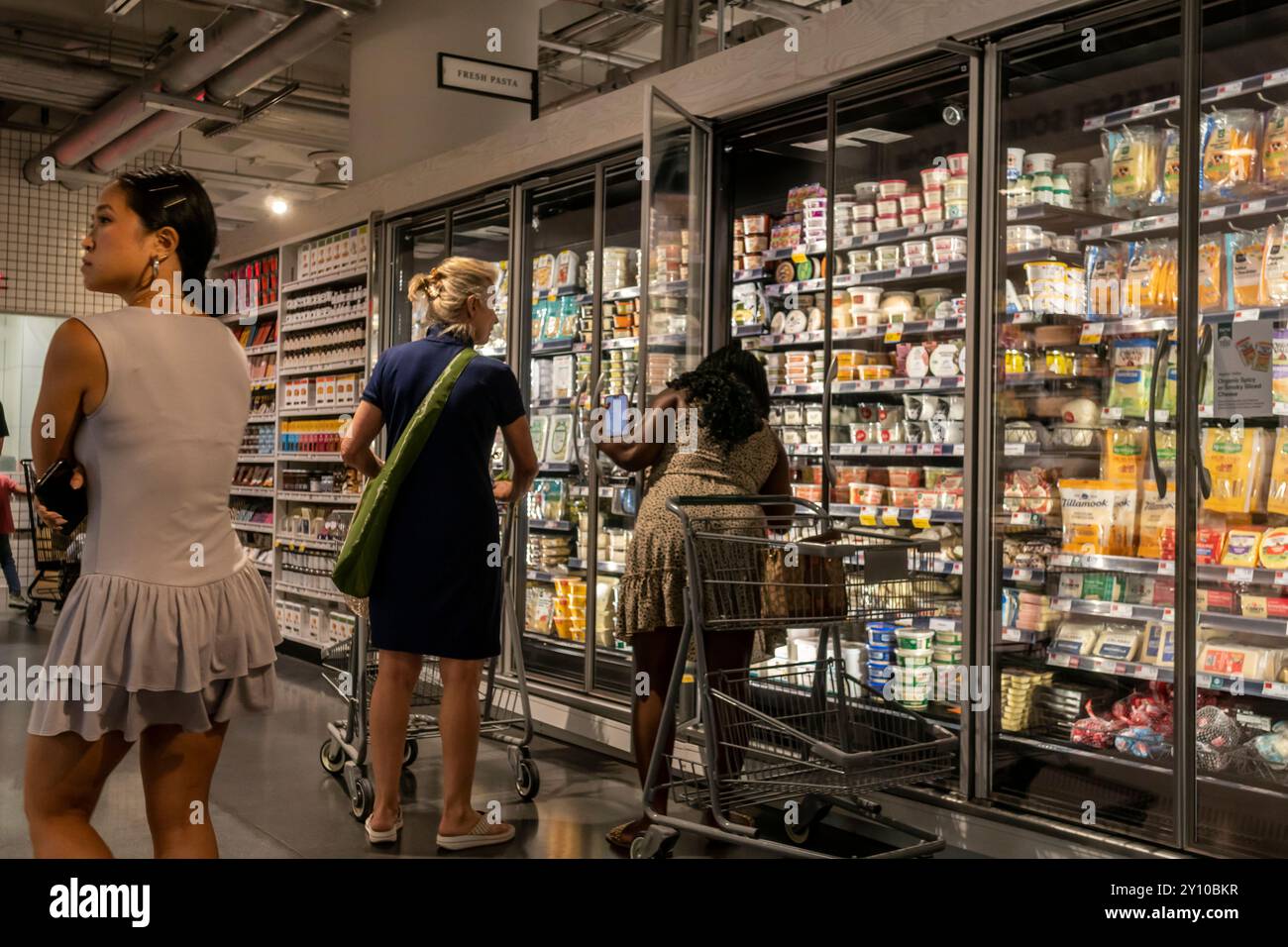 Shopping in un supermercato Whole Foods Market a New York domenica 25 agosto 2024. (© Richard B. Levine) Foto Stock