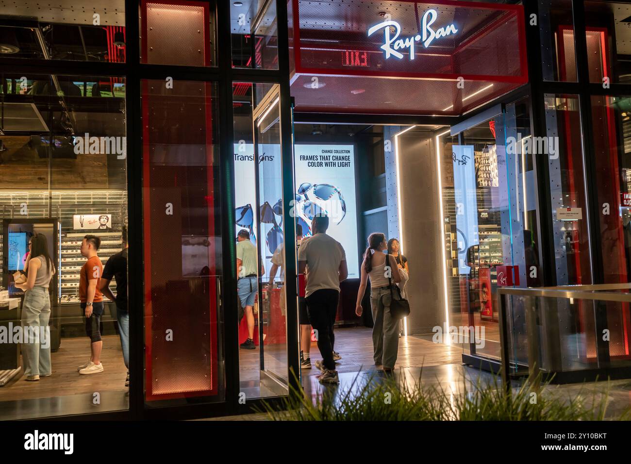 Ray-Ban store a Hudson Yards a New York sabato 17 agosto 2024. Ray Ban è un marchio di EssilorLuxottica. (© Richard B. Levine) Foto Stock