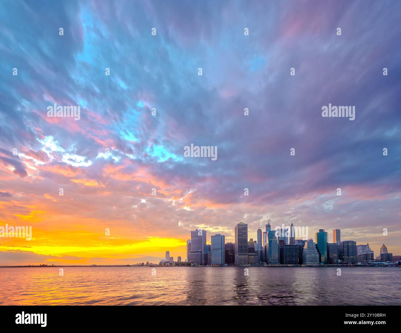 New York, New York, Stati Uniti sull'East River con Lower Manhattan al crepuscolo. Foto Stock