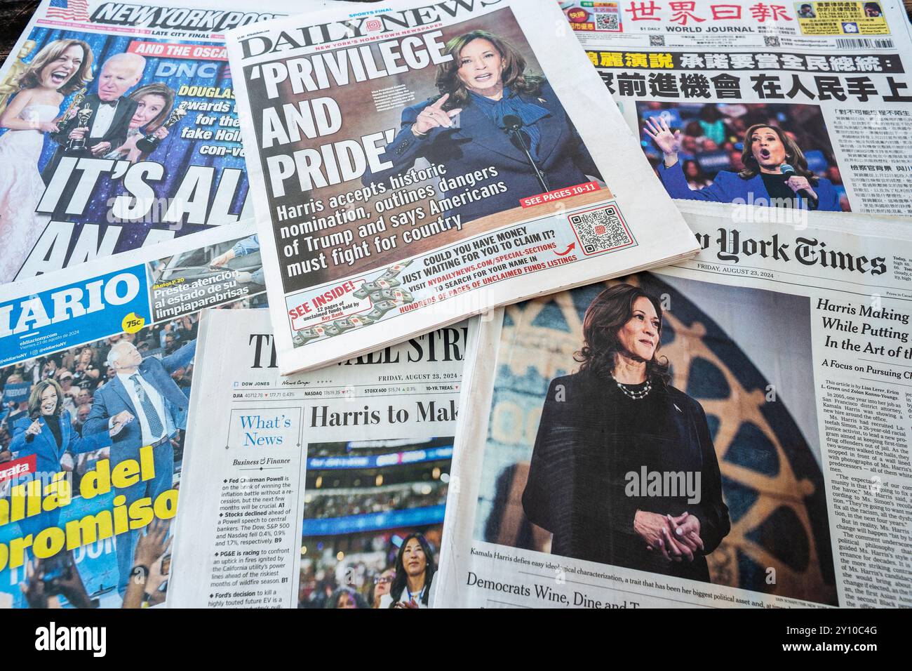 I titoli dei giornali di New York venerdì 23 agosto 2024 riportano l’accettazione, da parte di Kamala Harris, della nomina presidenziale nei giorni precedenti nell’ultimo giorno della Convenzione nazionale democratica di cCicago. (© Richard B. Levine) Foto Stock