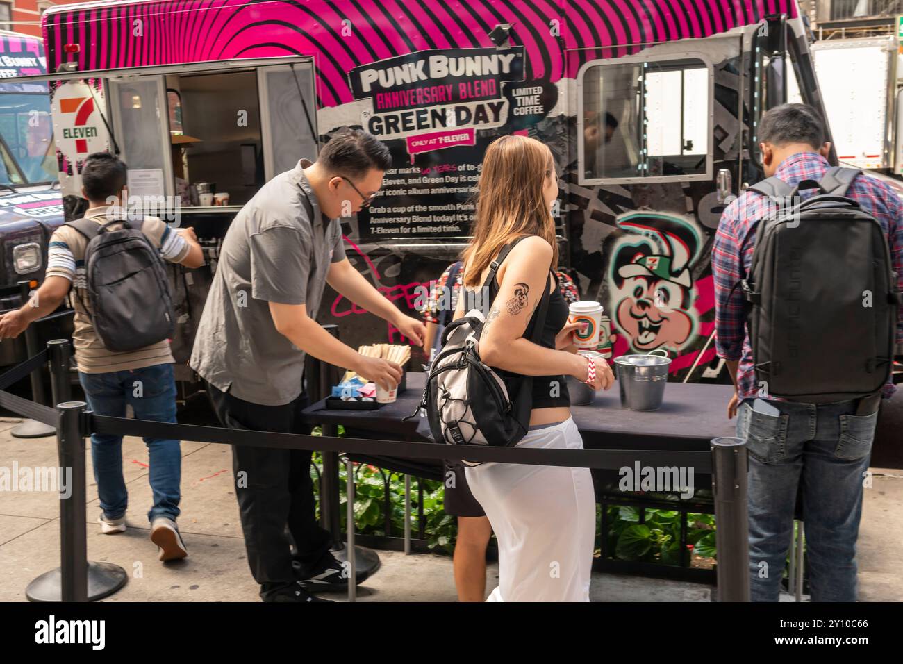 Attivazione del marchio per Green DayÕs Punk Bunny Coffee fuori da un 7-Eleven a Chelsea a New York mercoledì 28 agosto 2024. Il caffè deve essere venduto per un periodo limitato a 7-ElevenÕs e i passanti, oltre a essere trattati con caffè gratuito, potrebbero ottenere una fornitura di yearÕs dopo aver ricevuto un tatuaggio Punk Bunny. (© Richard B. Levine) Foto Stock