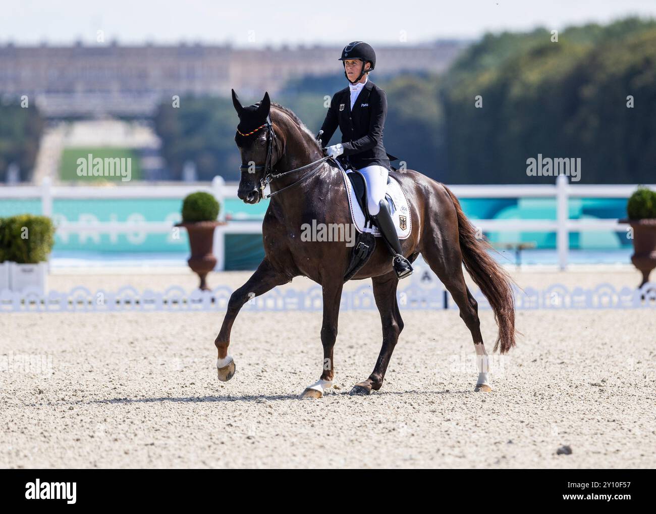 PARIGI, FRANCIA - 04 SETTEMBRE: Regine Mispelkamp (GER) con le delizie del cavallo Highlander durante le competizioni Equestre Para (Dressage) al Chaeteau de Versailles dei Giochi Paralimpici estivi di Parigi 2024 il 4 settembre 2024 a Parigi, Francia. (Foto di Mika Volkmann) credito: Mika Volkmann/Alamy Live News Foto Stock