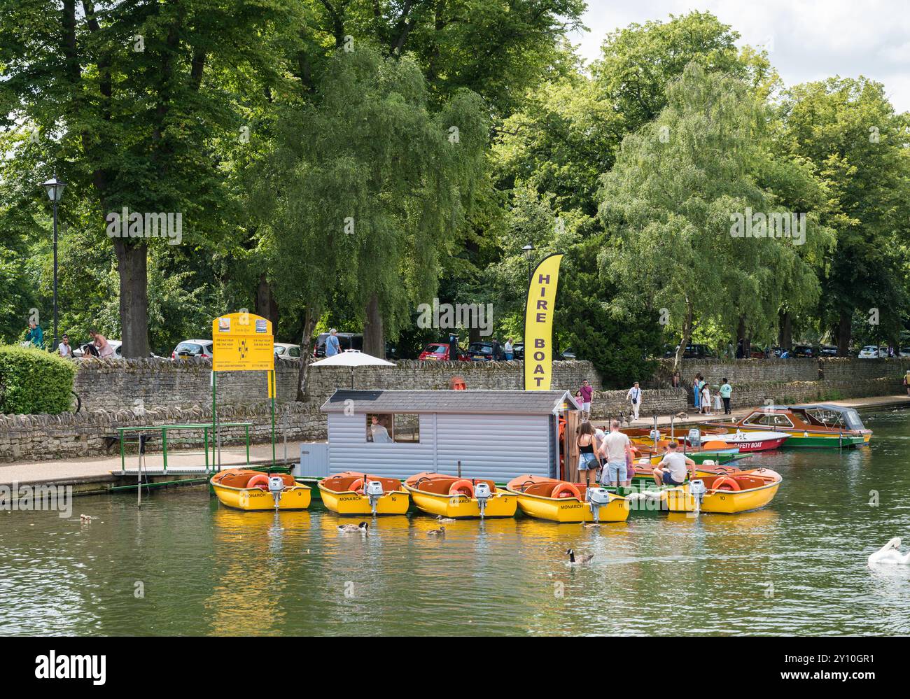 Persone che noleggiano barche presso John Logie Motor Boats, servizio di noleggio di barche self drive sul fiume Tamigi Windsor Berkshire Inghilterra Regno Unito Foto Stock