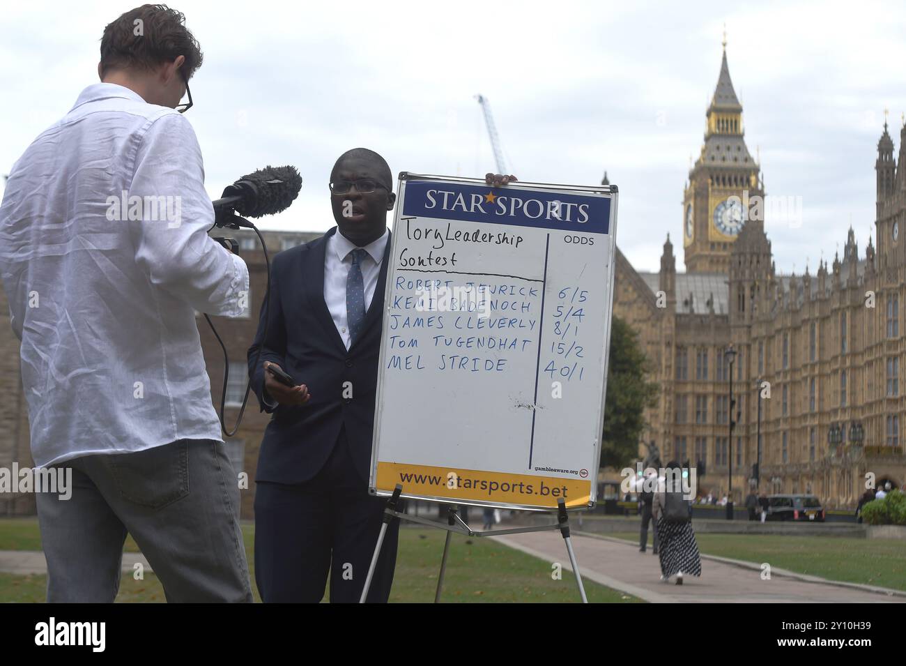 Londra, Regno Unito. 4 settembre 2024. Dopo che Priti Patel si esclude dalla corsa alla leadership conservatrice, le ultime quote sono mostrate sul Green at Westminster Credit: MARTIN DALTON/Alamy Live News Foto Stock