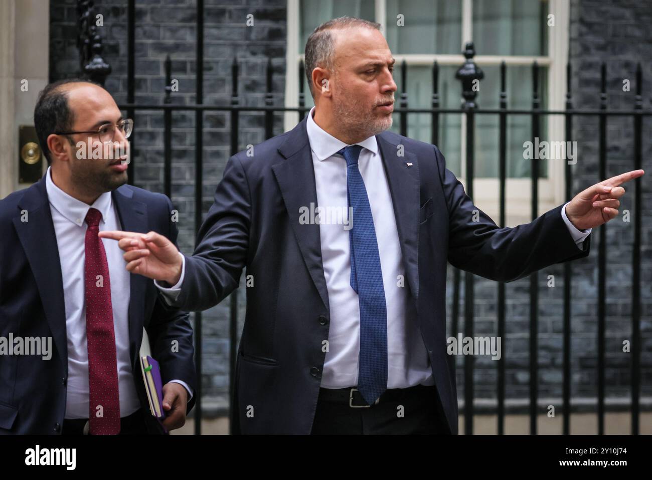 Londra, Regno Unito. 4 settembre 2024. Ambasciatore della Palestina nel Regno Unito, Husam S. Zomlot (a destra) e collega uscita 10 Downing Street a Westminster questo pomeriggio dopo i meetong. Crediti: Imageplotter/Alamy Live News Foto Stock