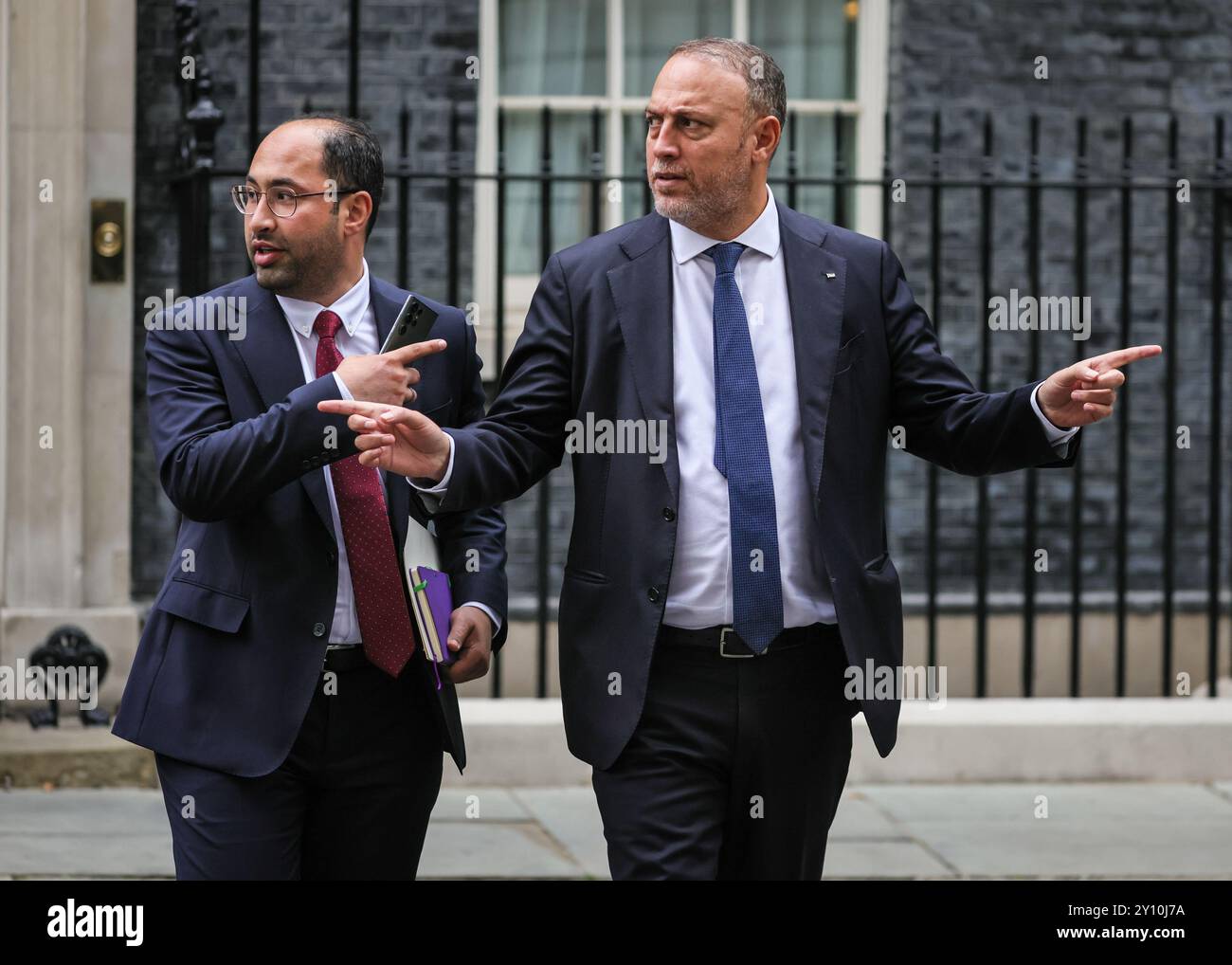 Londra, Regno Unito. 4 settembre 2024. Ambasciatore della Palestina nel Regno Unito, Husam S. Zomlot (a destra) e collega uscita 10 Downing Street a Westminster questo pomeriggio dopo i meetong. Crediti: Imageplotter/Alamy Live News Foto Stock