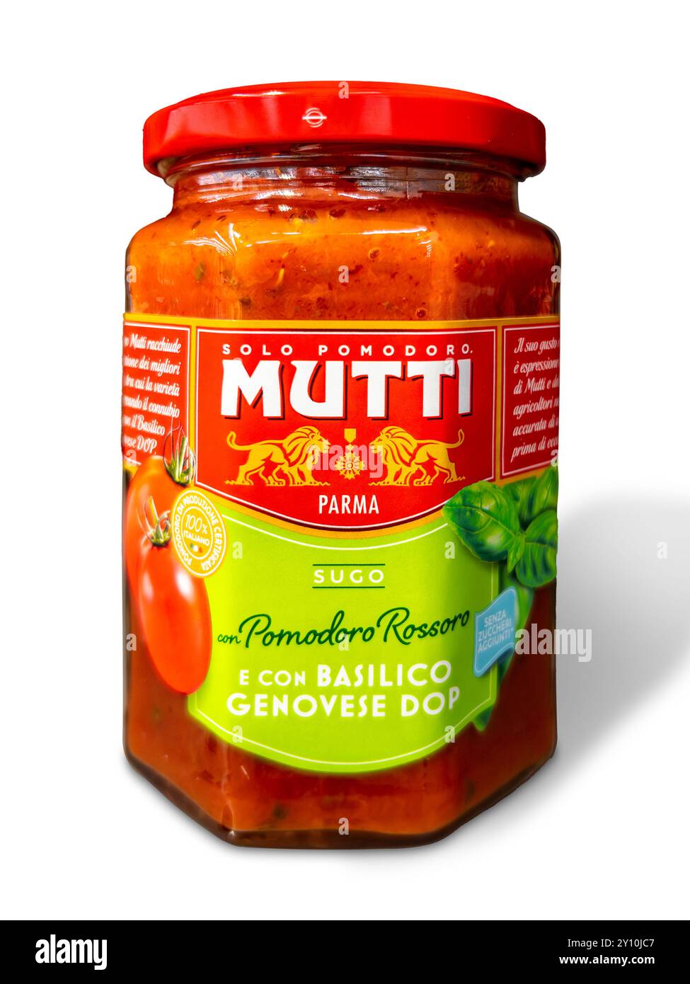 Italia - 4 settembre 2024: Salsa di pomodoro e basilico Mutti in vaso di vetro isolato su bianco, percorso di ritaglio incluso. Mutti è una città storica e di grandi dimensioni Foto Stock