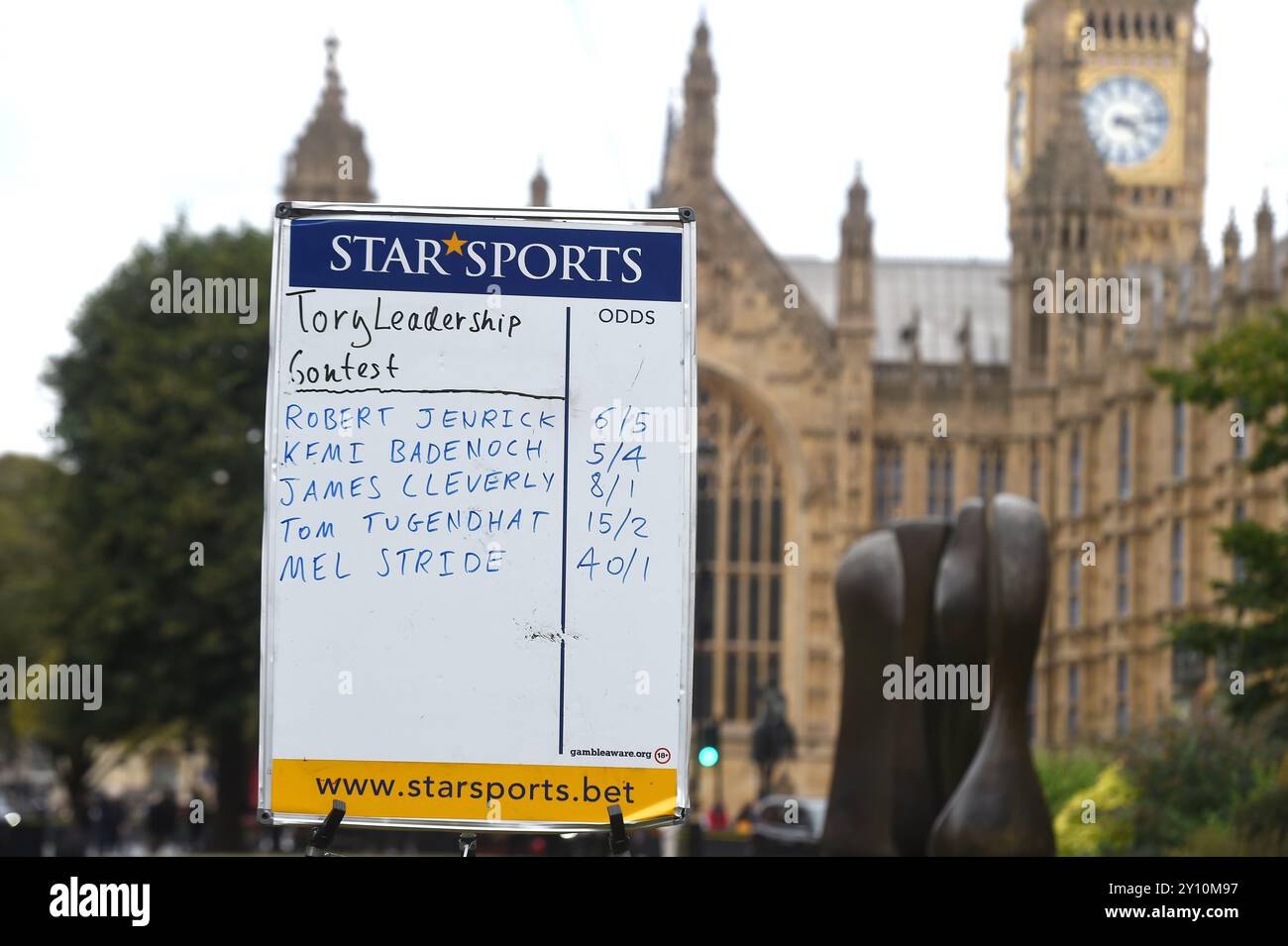 Londra, Regno Unito. 4 settembre 2024. Dopo che Priti Patel si esclude dalla corsa alla leadership conservatrice, le ultime quote sono mostrate sul Green at Westminster Credit: MARTIN DALTON/Alamy Live News Foto Stock