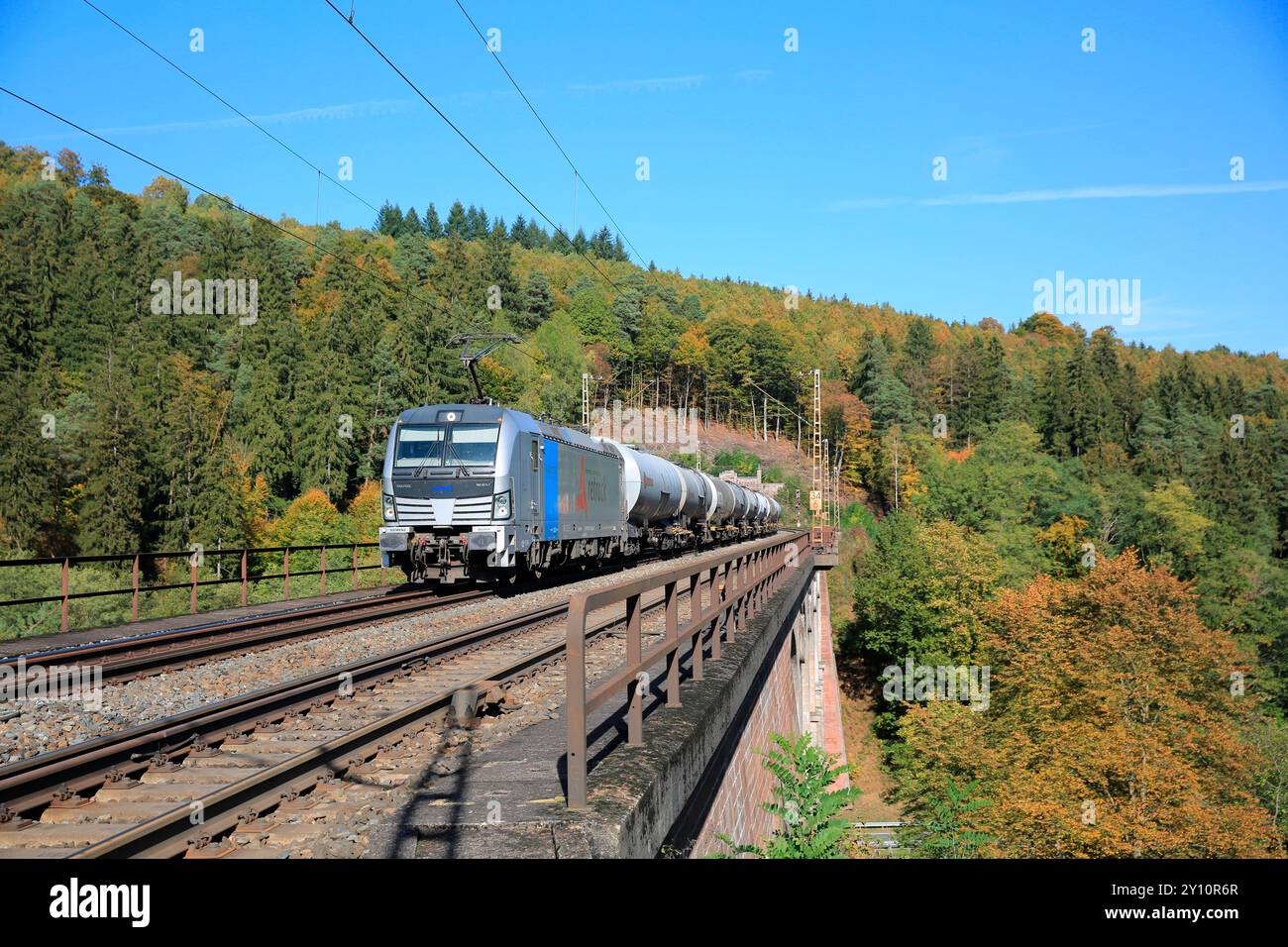 Treno merci sulla linea nord-sud vicino a Jossa Foto Stock