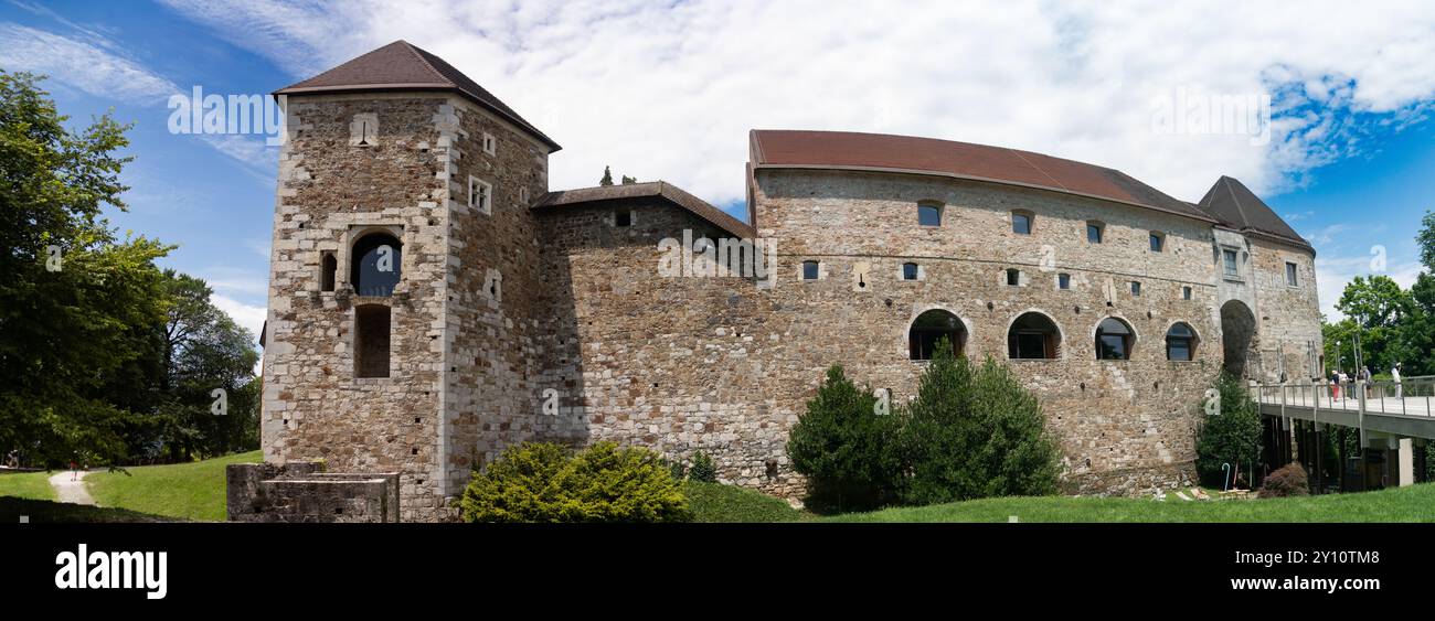 Vista panoramica della Torre dei Pifferi e della Torre degli arcieri con porta del castello nel castello di Lubiana con ponte moderno in Slovenia Foto Stock