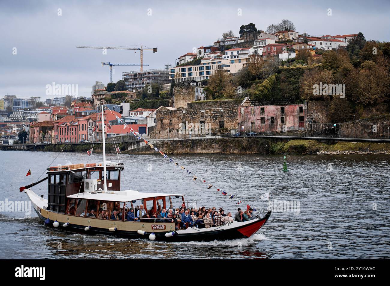 Crociera sul fiume Rio Douro a Porto lungo le cantine del porto di Vila Nova de Gaia Foto Stock