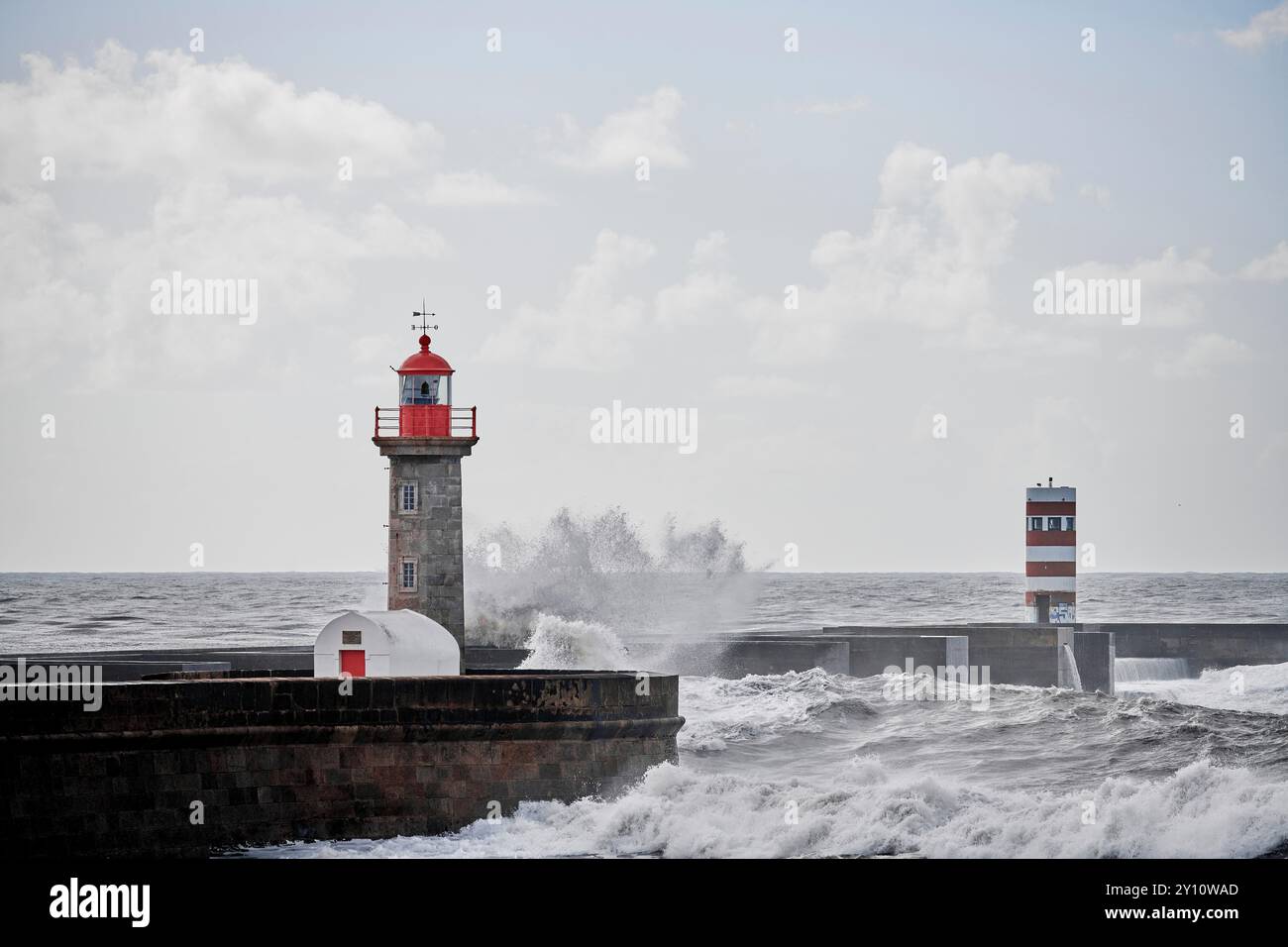 Faro Farolim de Felgueiras con surf, il Rio Douro sfocia nell'Atlantico a Foz de Douro Foto Stock