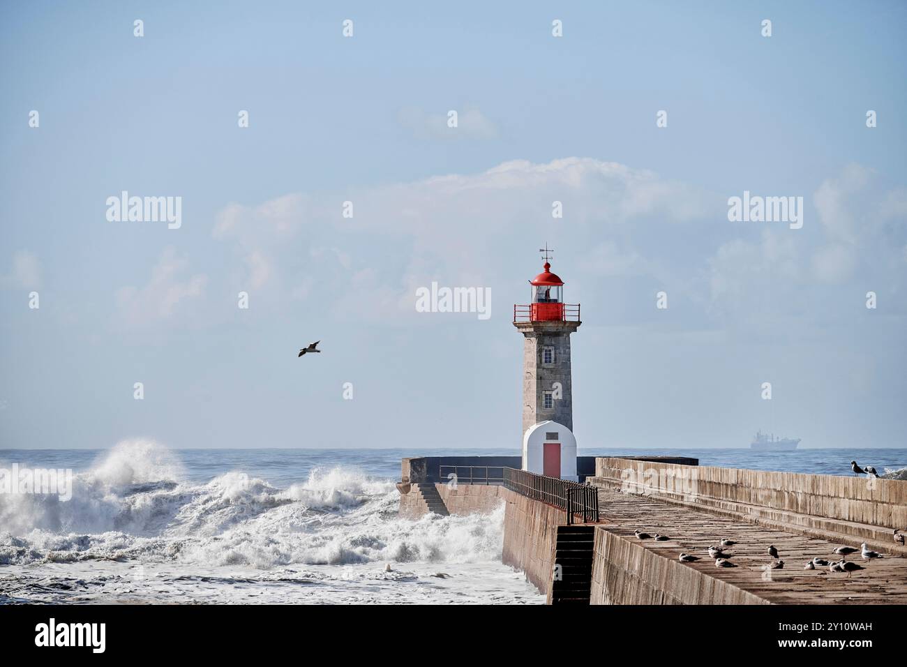 Faro Farolim de Felgueiras con surf, il Rio Douro sfocia nell'Atlantico a Foz de Douro Foto Stock
