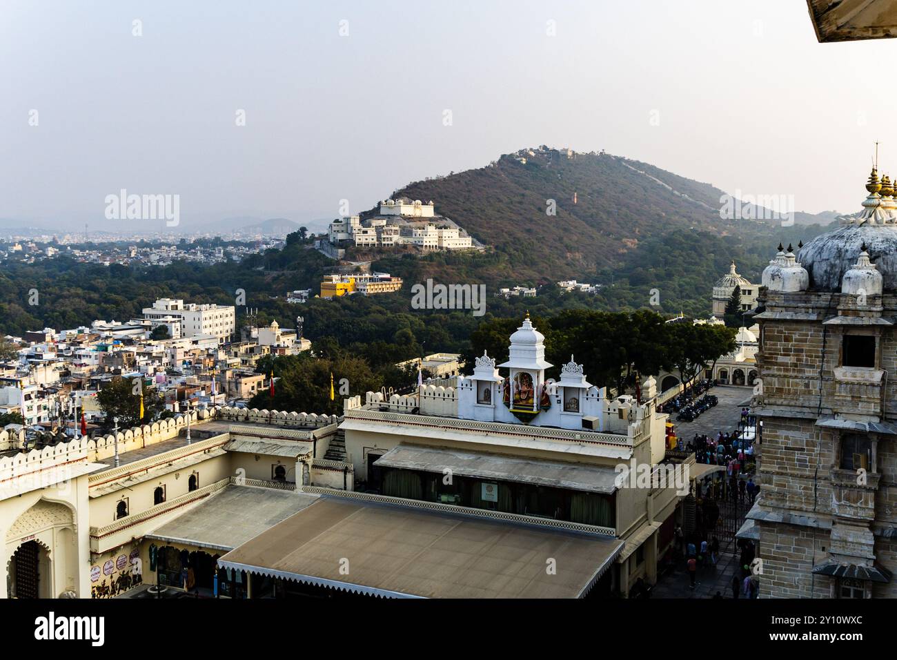 palazzo situato in cima alla montagna con cielo nebbioso al mattino, l'immagine viene scattata al palazzo della città, Udaipur, rajasthan india. Foto Stock