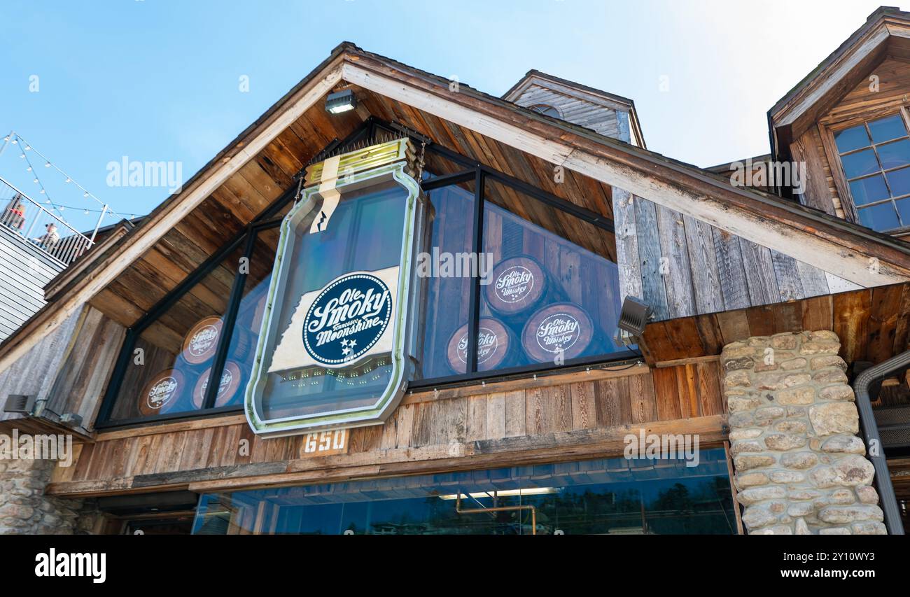 GATLINBURG, Tennessee - 12 marzo 2024: Edificio OLE Smoky Moonshine e cartello sopra l'ingresso anteriore, vista dalla strada. Foto Stock